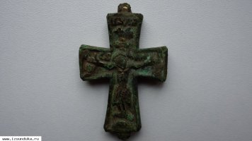 Нераскрытый древний русский крест-энколп