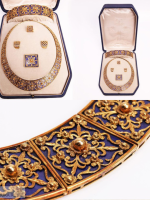 Золотой комплект с синей эмалью и ажурными накладками