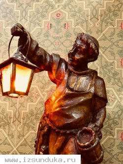 Винтажная лампа с фигурой монаха, держащего фонарь. Западная Европа, начало ХХ века. 