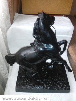 упавший всадник на античном мосту